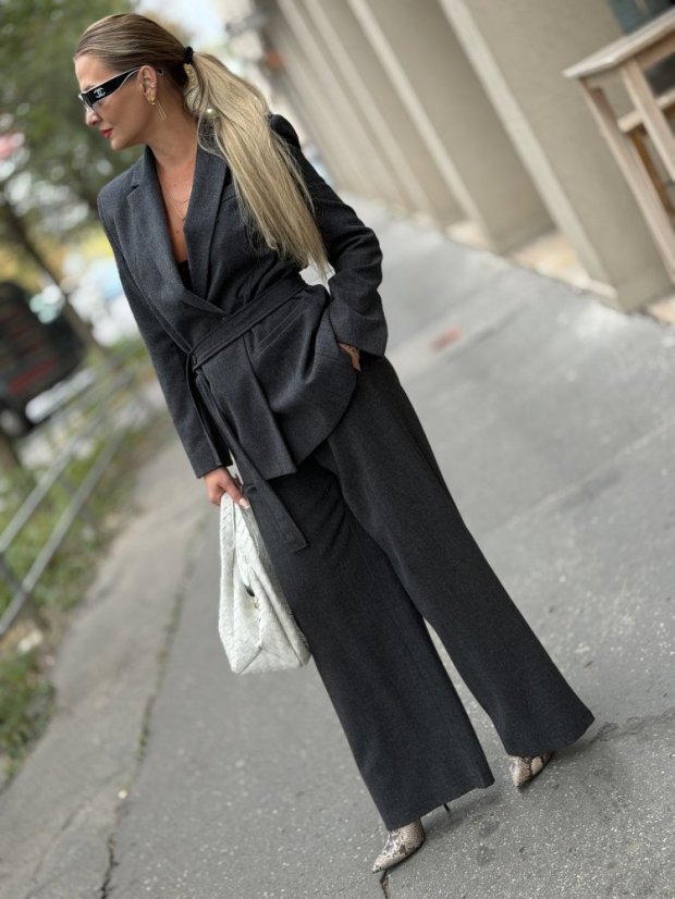 Sivé široké nohavice s vysokým pásom, elegantný moderný strih.