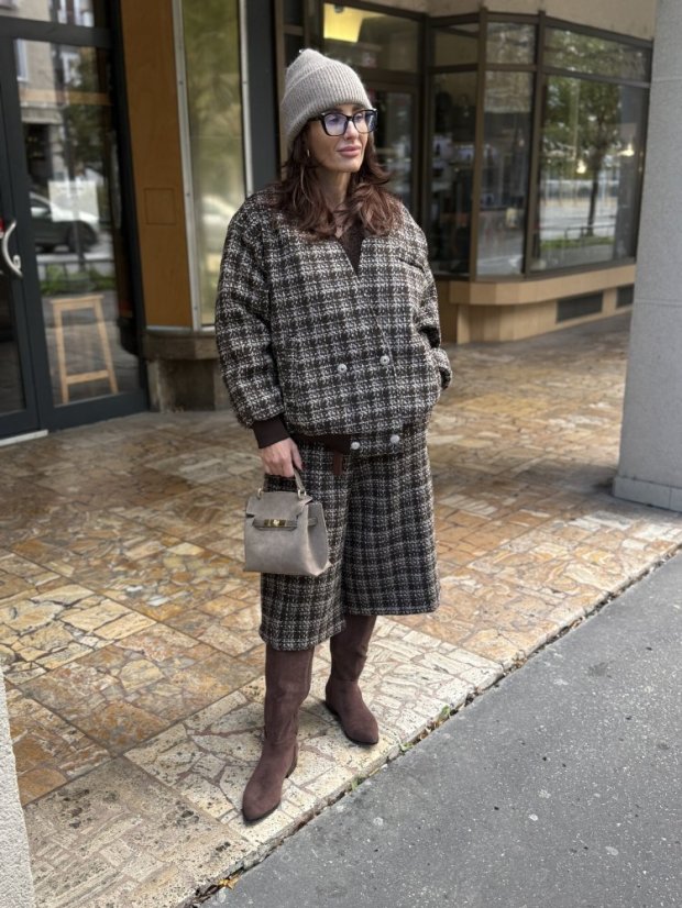 Kabátová károvaná bomber bunda Marrone v hnedej farbe, elegantný jesenný outfit.