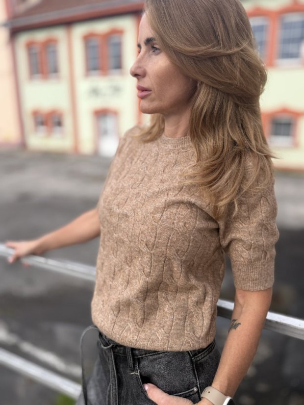 Béžový sveter s krátkym rukávom a jemným pleteným vzorom, ženský elegantný štýl