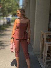 Dámsky tmavoružový komplet Terra Rose s topom bez ramienok, peplum detailom a skrátenými nohavicami