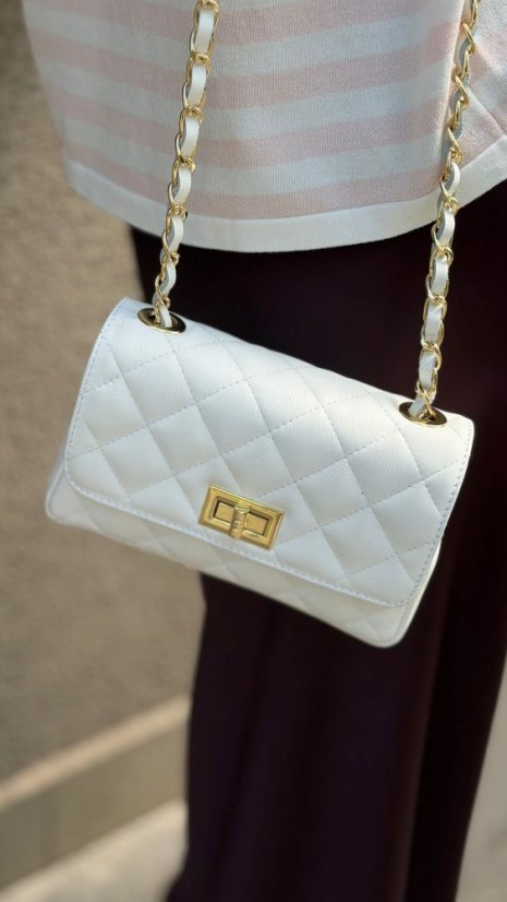 Biela prešívaná kožená crossbody kabelka so zlatou retiazkou v elegantnom štýle