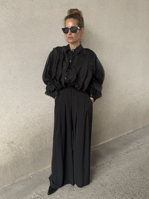 Elegantné široké čierne nohavice Imperial s vysokým pásom, padavý materiál pre moderný ženský outfit.