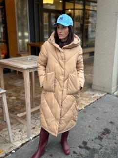 béžová prešívaná dámska bunda s kapucňou v mestskom outfite béžová prešívaná dámska bunda s kapucňou v mestskom outfite