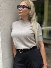 Dámsky béžový sveter s krátkym rukávom, jemný úplet a minimalistický dizajn