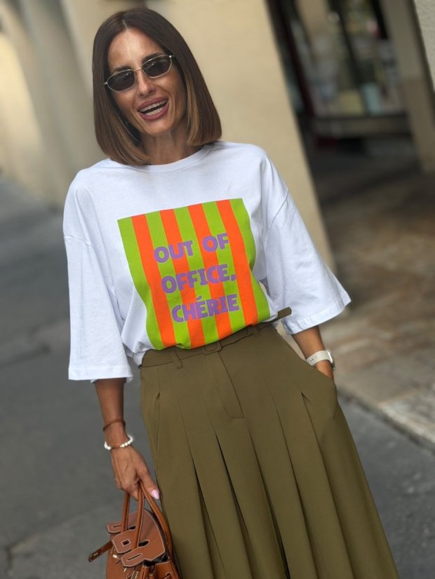 Dámske biele tričko Cherie s farebnou potlačou Out of office chérie