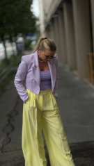 Dámske fialové sako Mia Purple so skráteným strihom, výraznejšími ramenami a elegantnou líniou