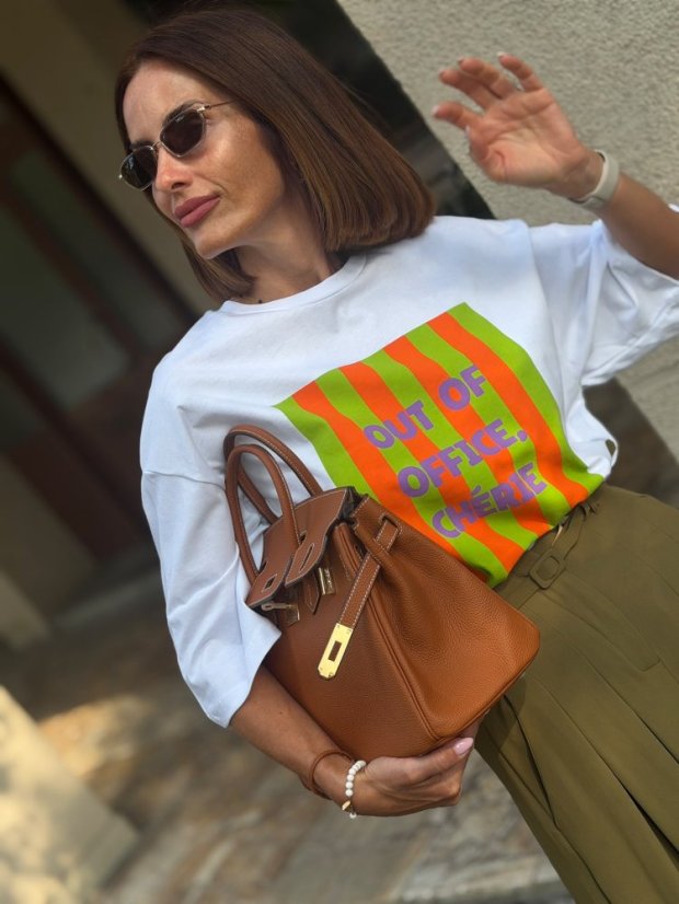 Dámske biele tričko Cherie s farebnou potlačou Out of office chérie