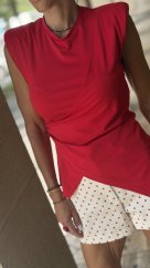červený elegantný top bez rukávov s asymetrickým detailom a riasením v páse červený elegantný top bez rukávov s asymetrickým detailom a riasením v páse