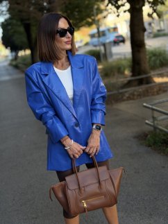 Dámske modré sako Valentina royal blue s koženým efektom, klopami a zapínaním na jeden gombík