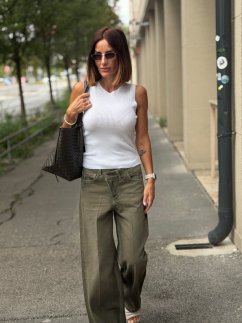 Dámske biele rebrované tričko Belie bez rukávov s jemným véčkovým výstrihom