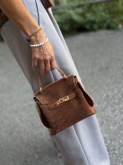 Camel mini kabelka z brúsenej kože so zlatým kovaním.