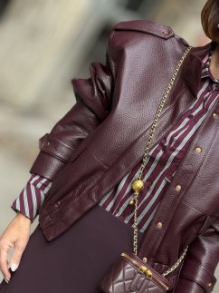 Dámska burgundy bunda Sogno z ekokože s výraznými ramenami a elastickým lemom
