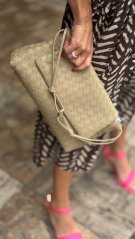 Béžová kožená kabelka s prepletaným povrchom a elegantným dizajnom Béžová kožená kabelka s prepletaným povrchom a elegantným dizajnom