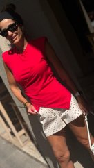 Dámske biele kraťasy Imperial s červenými bodkami zo 100 % bavlny v ľahkom letnom strihu Dámske biele kraťasy Imperial s červenými bodkami zo 100 % bavlny v ľahkom letnom strihu