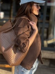 hnedá kožená shopper kabelka s prepletanou štruktúrou kože v mestskom outfite