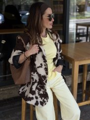 Hnedé oversize sako s cow print vzorom, kombinované s džínsami a hnedým svetrom – jesenný outfit v prírodných tónoch