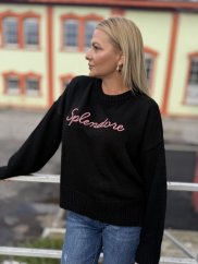 čierny oversize sveter s nápisom a dlhým rukávom