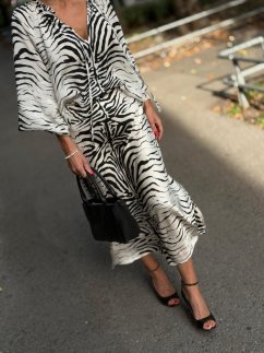 Čierno-biela sukňa Zebra so zvieracím vzorom na modelke s čiernou bundou.