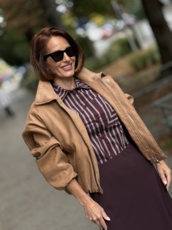 Karamelová bunda z brúsenej kože s golierom a elastickými lemami – elegantný jesenný outfit