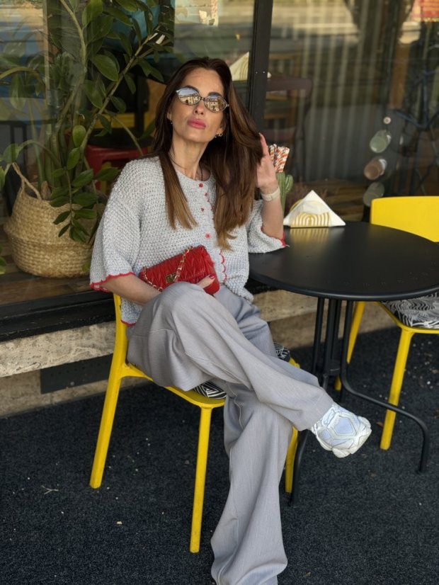 sivé elegantné široké nohavice na žene v mestskom outfite
