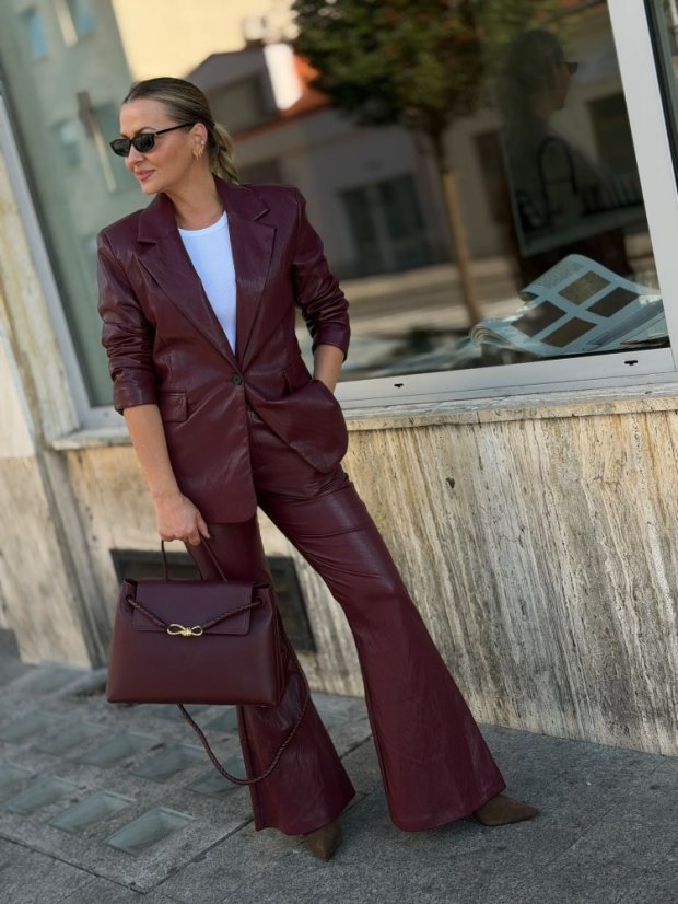 Bordové nohavice Valentina s moderným koženkovým vzhľadom a rozšíreným strihom