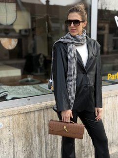 Čierny blazer s jemným leskom v modernom mestskom štýle