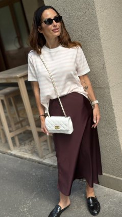 Bordová saténová midi sukňa Imperial v A-strihu, elegantná lesklá sukňa pre ženský look Bordová saténová midi sukňa Imperial v A-strihu, elegantná lesklá sukňa pre ženský look