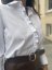 Biela dámska košeľa s volánovým lemovaním a bordovým prešitím, elegantný taliansky štýl.