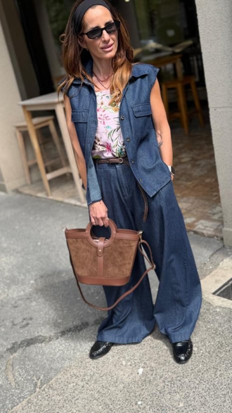 Tmavomodrá oversized denimová vesta zo 100% bavlny s prednými vreckami