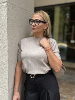 Dámsky béžový sveter s krátkym rukávom, jemný úplet a minimalistický dizajn