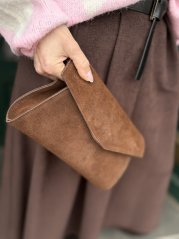 Hnedá kabelka z brúsenej kože s minimalistickým elegantným dizajnom