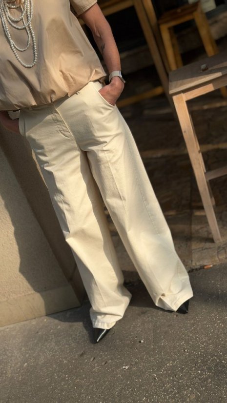 béžové elegantné nohavice na žene so širším strihom a vysokým pásom