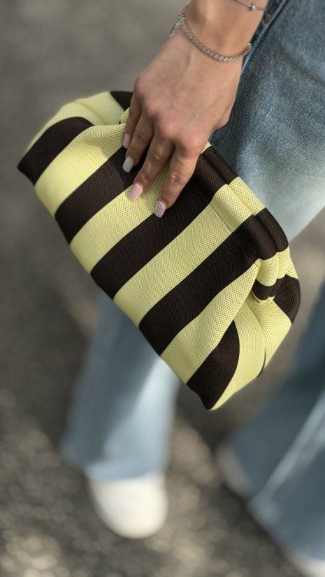 žlto čokoládová letná kabelka s krémovými pruhmi a mäkkým tvarom na denné nosenie