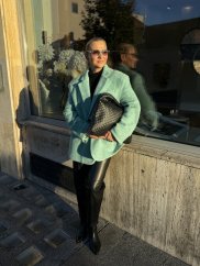 Čierna prepletaná kabelka Nero s mäkkou štruktúrou a elegantným talianskym dizajnom.