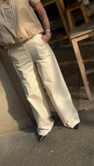 béžové elegantné nohavice na žene so širším strihom a vysokým pásom béžové elegantné nohavice na žene so širším strihom a vysokým pásom