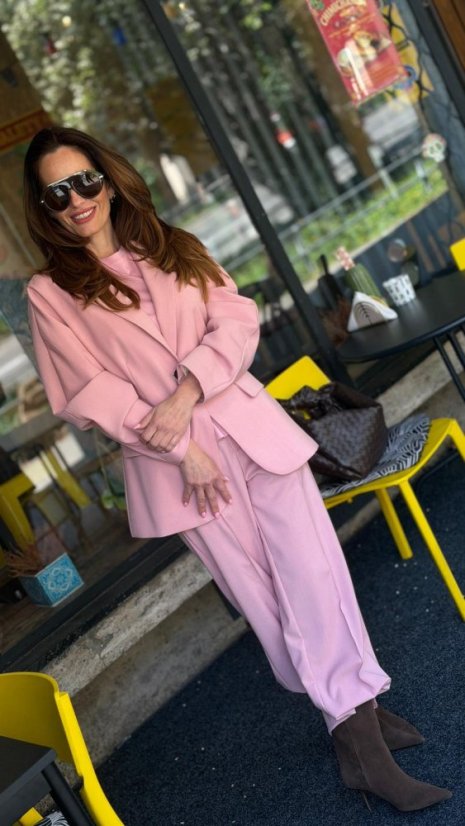 púdrovo ružový elegantný nohavicový kostým na žene so širokými nohavicami