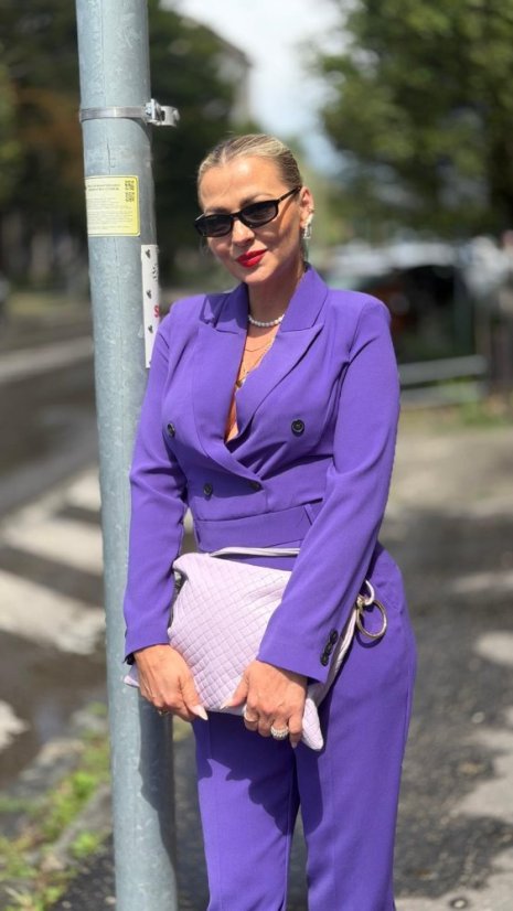 Dámsky fialový elegantný komplet Viola so sakom s dvojradovým zapínaním a nohavicami s pukmi