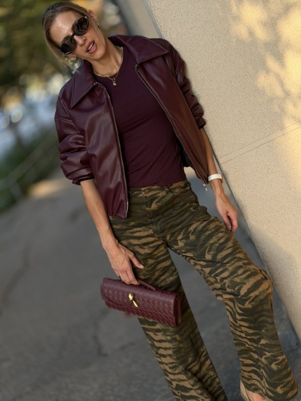 Burgundy kožená bomber bunda s golierom a zipsom, elegantný jesenný kúsok v univerzálnej veľkosti.