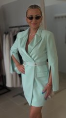 Dámske mint blazer šaty Imperial Portofino s opaskom, zlatými gombíkmi a efektnými plášťovými rukávmi Dámske mint blazer šaty Imperial Portofino s opaskom, zlatými gombíkmi a efektnými plášťovými rukávmi