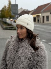 biela dámska čiapka s kamienkami elegantný zimný doplnok