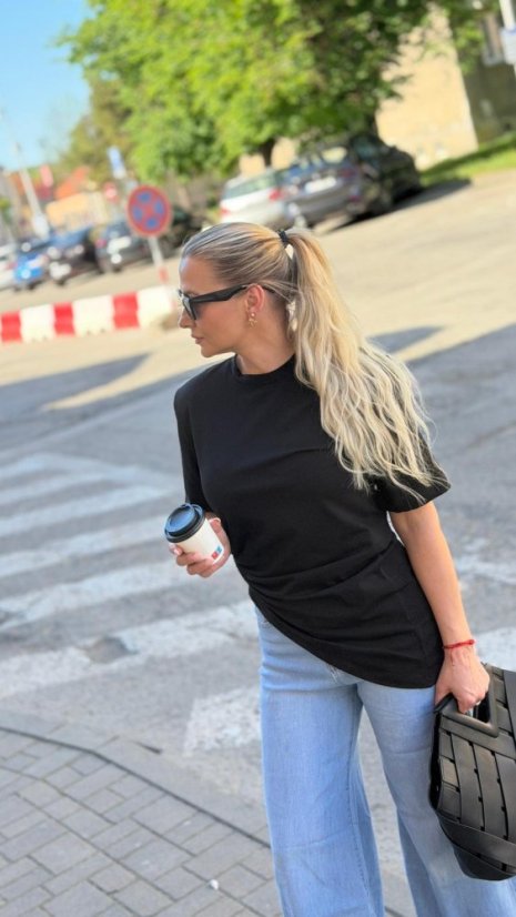 čierne predĺžené tričko s krátkym rukávom a jemným riasením na boku