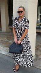 Čierno biele zebra šaty s košeľovým strihom a viazaním v páse na leto