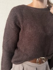 Hnedý pletený sveter s jemnou textúrou a uvoľneným strihom