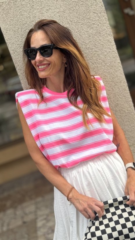 neon ružový pruhovaný top s vypchávkami v ramenách v letnom mestskom outfite