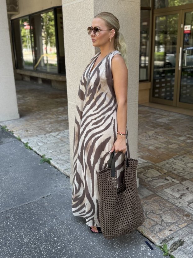 Dlhé dámske šaty s hnedým zebra vzorom, hlbokým výstrihom a voľným strihom pre letný outfit