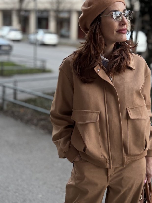 Camel bomber bunda z jemne brúseného materiálu so semišovým vzhľadom