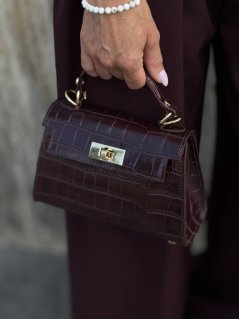 Dámska burgundy mini kožená kabelka Ambra s croco textúrou a zlatým zapínaním