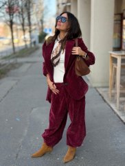 burgundy dámsky menčestrový kostým s oversize sakom v mestskom outf