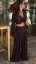 Čokoládový top s kvetinovým detailom v elegantnom letnom outfite ženy
