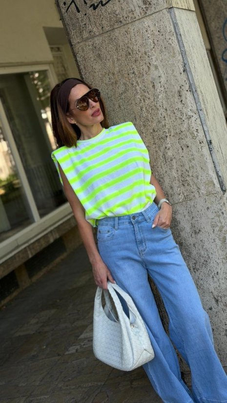 neon žltý pruhovaný top s vypchávkami v ramenách v letnom mestskom outfite
